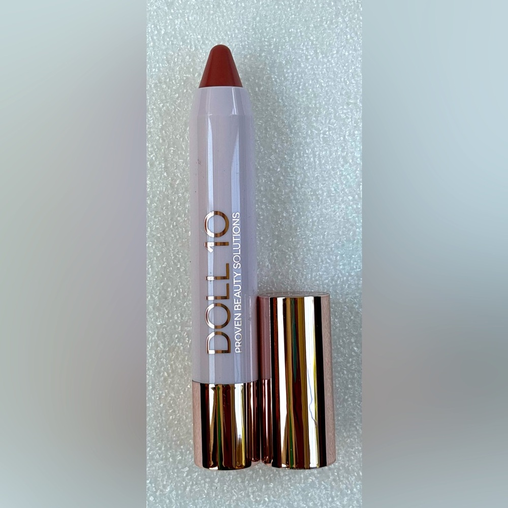 🌺NEW Full .08 oz DOLL 10 Lip Crayon in shade “STAY STRONG” NWOB Self Sharpening🌺